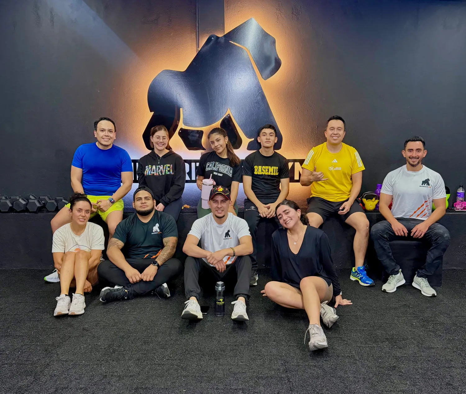 La comunidad de Silverback reunida después de entrenar