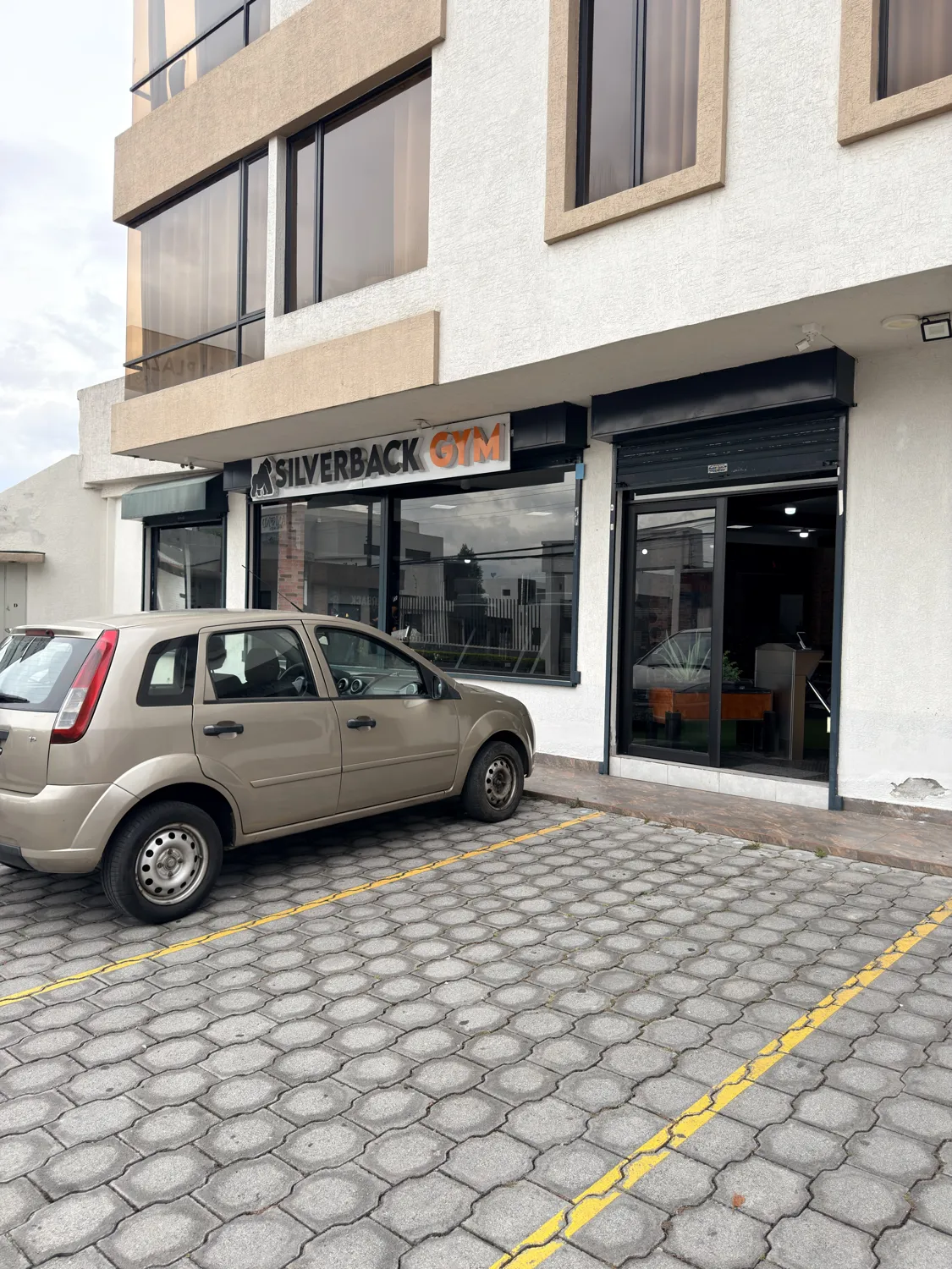 Fachada de Silverback Gym en el Edificio Balcón Plaza