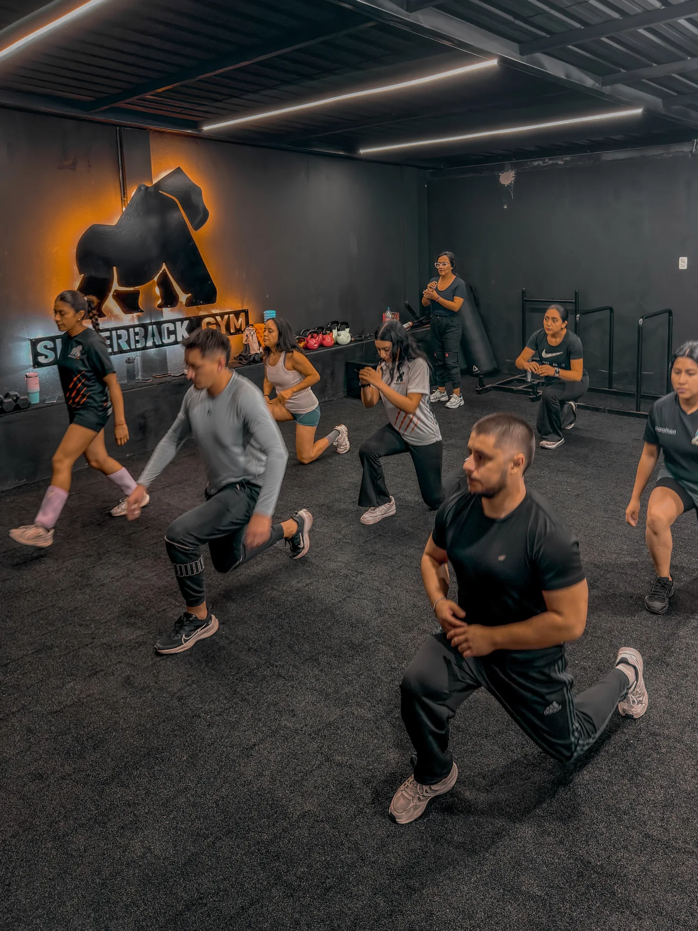 Clase grupal de entrenamiento funcional en Silverback Gym